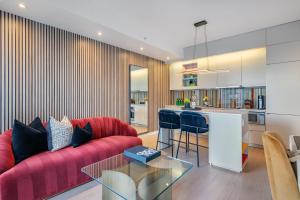 Η κουζίνα ή μικρή κουζίνα στο Mövenpick Suites - Toronto Entertainment District