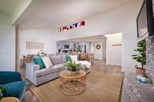 un salon avec un canapé et une table dans l'établissement 152-6 S Pacific Fantastic Ocean View, à Oceanside