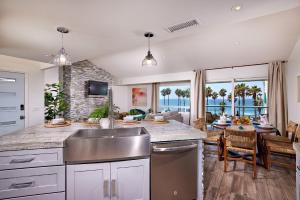 une cuisine avec un évier et un salon dans l'établissement 152-6 S Pacific Fantastic Ocean View, à Oceanside