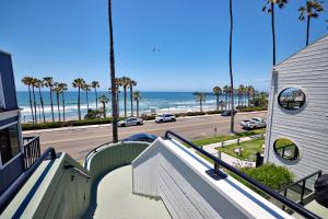 un balcon d'une maison avec vue sur la plage dans l'établissement 152-6 S Pacific Fantastic Ocean View, à Oceanside 32 autres photos