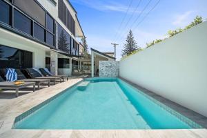 une piscine dans l'arrière-cour d'une maison dans l'établissement Beachfront with pool ocean views and pet friendly, à Buddina