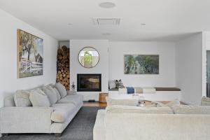 RelbiaGlenbothy Estate的客厅里有两张白色沙发和一个壁炉