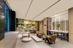 un hall avec des chaises et des tables ainsi qu'une bibliothèque dans l'établissement Atour Hotel Financial Street Beijing, à Pékin 49 autres photos