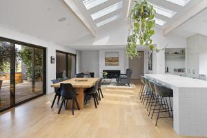 RelbiaGlenbothy Estate的厨房兼餐厅，配有桌椅