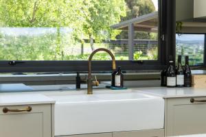 RelbiaGlenbothy Estate的带葡萄酒瓶的厨房水槽和窗户 更多32张照片