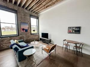 TV a/nebo společenská místnost v ubytování Sleepover Modern Lofts Newton IA