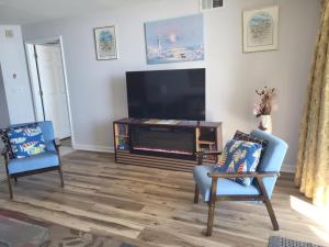 Μια τηλεόραση ή/και κέντρο ψυχαγωγίας στο Oceanfront Luxury 3 Bd 3 Bh Condo in N Myrtle Beach