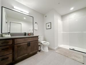 Koupelna v ubytování Sleepover Modern Lofts Newton IA + 87 fotografií