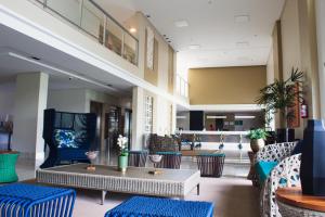 a lobby with chairs and a table in a building at Equilíbrio PARK VEREDAS - Rio Quente-Goias in Rio Quente