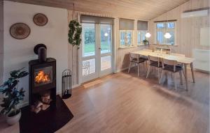 Kuchyň nebo kuchyňský kout v ubytování Lovely Home In Sjølund With Wifi