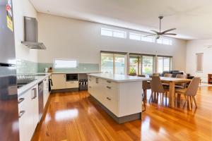 eine Küche mit Tisch und ein Esszimmer in der Unterkunft 523 by the Sea in Broadwater