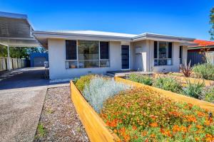 ein Haus mit einem Holzzaun davor in der Unterkunft 523 by the Sea in Broadwater