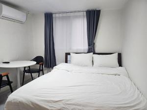 Postel nebo postele na pokoji v ubytování 달달마실 203호