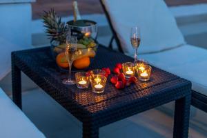 einen Tisch mit Kerzen sowie Obst- und Weingläsern in der Unterkunft Ferienhaus für 8 Personen ca 120 qm in Stari Grad, Dalmatien Mitteldalmatien in Stari Grad
