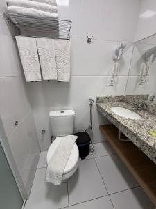 卡达斯诺瓦斯Flats Spazzio diRoma acesso ao Acqua Park的带马桶和水槽的白色浴室