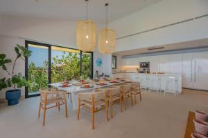 Köök või kööginurk majutusasutuses 4 bd Beach Chic Villa Ocean View +43 fotot