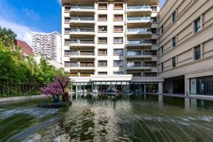 un charco de agua frente a un edificio en Metropolo Dahua Hotel Shanghai, en Shanghái