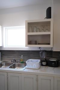 Η κουζίνα ή μικρή κουζίνα στο The Suites at Flip Flop Inn +29 φωτογραφίες