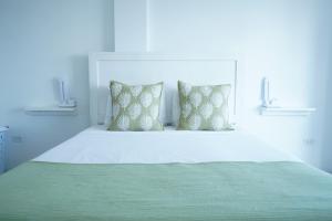 Ένα ή περισσότερα κρεβάτια σε δωμάτιο στο The Suites at Flip Flop Inn