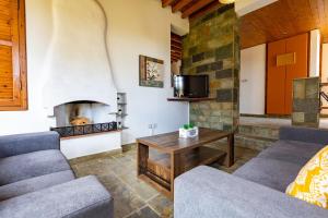 Posezení v ubytování Ferienhaus In Polis Chrysochous Mit Offenem Kamin
