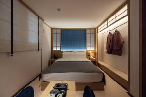 une petite chambre avec un lit et une fenêtre dans l'établissement Anook Ryokan Hotel Ansan station, à Ansan 189 autres photos