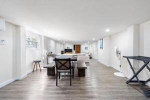 Ein weißes Zimmer mit einem Tisch und Stühlen. in der Unterkunft 2 Bedroom - 1 Bath Condo - 2 min walk to beach in Bridgetown