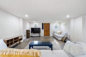 ein Wohnzimmer mit einer Couch und einem Couchtisch in der Unterkunft 2 Bedroom - 1 Bath Condo - 2 min walk to beach in Bridgetown