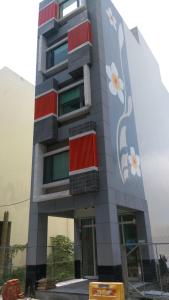 ein Gebäude mit Blumen auf der Seite in der Unterkunft I Stay B&B in Hualien