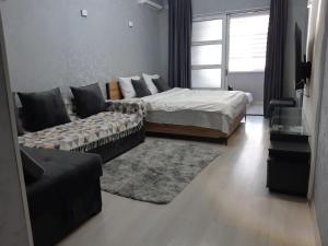 En eller flere senge i et værelse på Comfy and Cosy Apartment