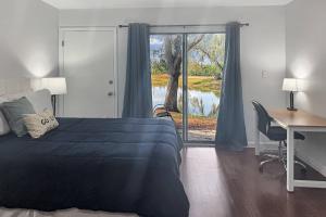 Кровать или кровати в номере Golf and Tennis Community Studio - Peaceful Pond Paradise - Pet friendly