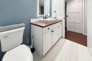 Ванная комната в Golf and Tennis Community Studio - Peaceful Pond Paradise - Pet friendly +36 фотографий