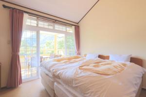 En eller flere senge i et værelse på リゾートペンション四季彩