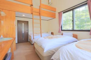 En eller flere senge i et værelse på リゾートペンション四季彩