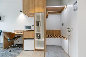 an office with a desk and a computer in a room at MJ McMahon Motel in Wonthaggi