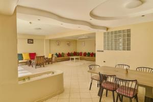 ein Wartezimmer mit Tisch und Stühlen in der Unterkunft Luxury apartment with garden view in Agadir