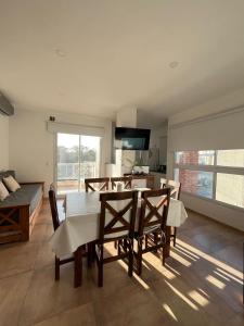 een keuken en eetkamer met een tafel en stoelen bij Lobos de Mar IV in Ostende