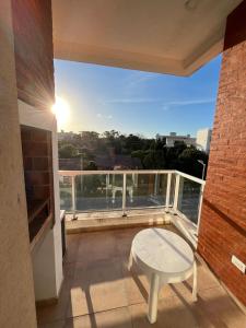 een balkon met een tafel en uitzicht op de stad bij Lobos de Mar IV in Ostende