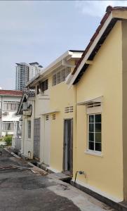 Edificio en el que se encuentra el hostal o pensión