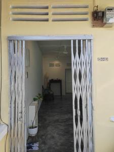 Un pasillo con una puerta que conduce a una habitación. en Zen 1 Room KL, en Kuala Lumpur