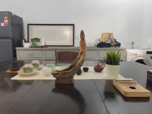 Una mesa con una estatua de madera encima. en Zen 1 Room KL, en Kuala Lumpur 30 fotos más