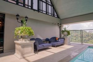 Bazén v ubytování Paxtonz Urban Luxe Walk to Mall! Free WiFi & Pool nebo v jeho okolí + 61 fotografií