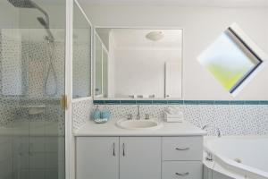 ein weißes Badezimmer mit Waschbecken und Dusche in der Unterkunft Acorn Delight - Tranquil Retreat by the Golf Course in Dunsborough + 29 Fotos