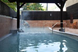 einem Pool mit Wasser in der Unterkunft Yumoto Koganeyu in Jozankei + 5 Fotos