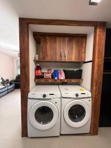 een keuken met 2 wasmachines in een kamer bij New House Near The Beach in Ensenada +4 foto's
