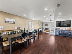 une salle à manger et un salon avec une table et des chaises dans l'établissement Red Door Hideaway 3bd, Hot Tub, Foosball, à The Colony