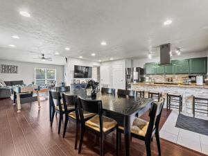 Kuchyň nebo kuchyňský kout v ubytování Red Door Hideaway 3bd, Hot Tub, Foosball