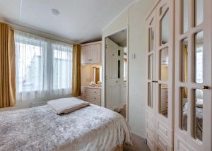 Ένα ή περισσότερα κρεβάτια σε δωμάτιο στο Rowanbank Caravan Park +23 φωτογραφίες