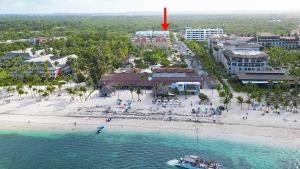 Luftaufnahme eines Ferienresorts am Strand in der Unterkunft Oasis by the beach Retiro 1 in Punta Cana