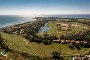 une vue aérienne d'un complexe hôtelier près de la plage dans l'établissement 4 bdr Villa With Pool and Hot Tub - La Serenata 3, à Punta Mita