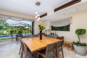 une salle à manger avec une table et des chaises en bois dans l'établissement 4 bdr Villa With Pool and Hot Tub - La Serenata 3, à Punta Mita
